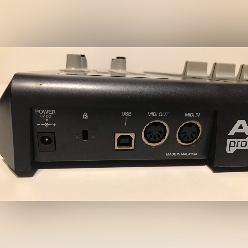 AKAI PROFESSIONAL MPD26 USB/MIDI Pad Control Mixer Music Beats Hiphop Edm Trance - Picture 12 of 15